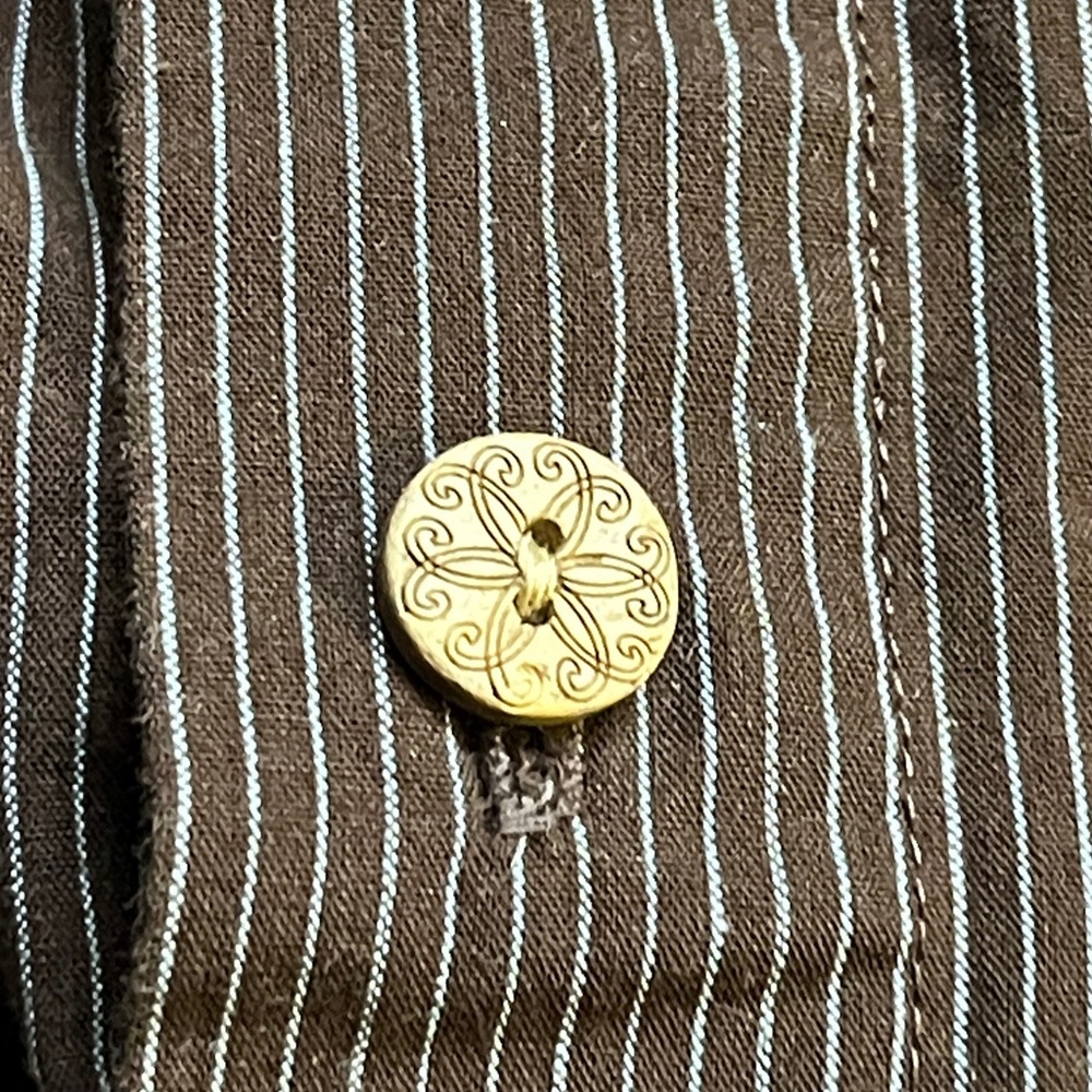 191 Unlimited button up dress shirts, both with stripes and designs embroidered - Picture 6 of 12